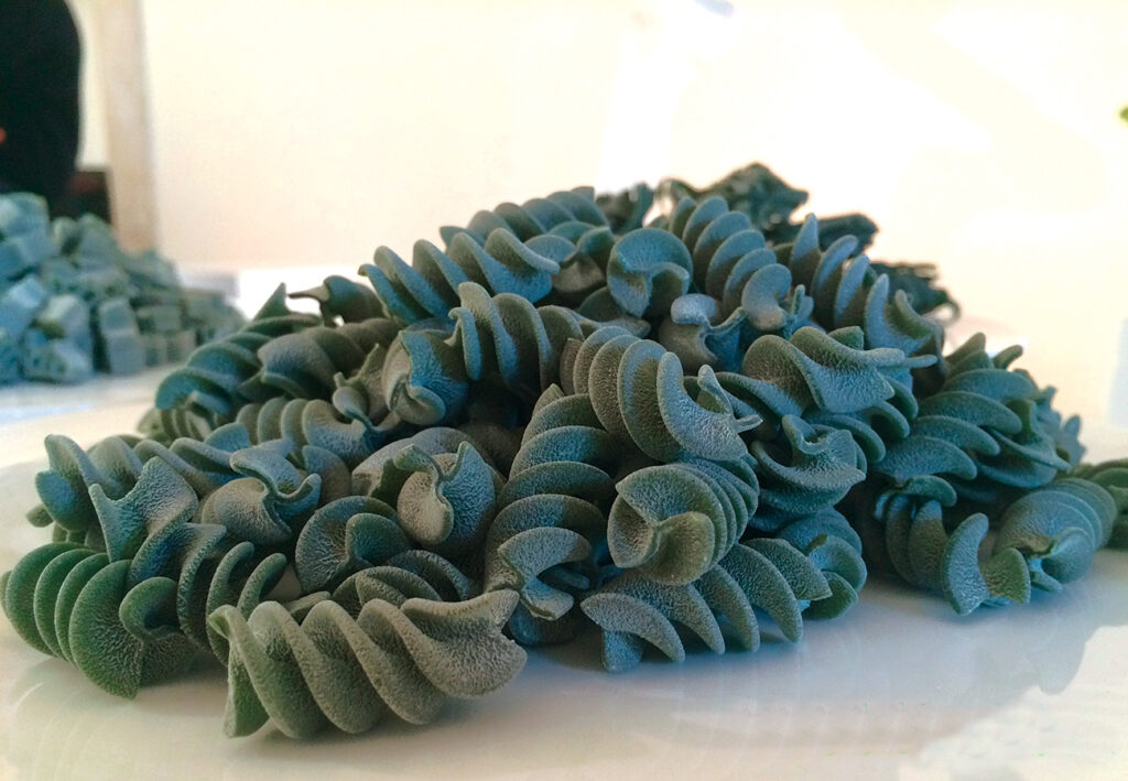 Risorse marine.
Le microalghe.
Spirulina.
Cibo del futuro.
Contro la malnutrizione e le carenze alimentari.

La Spirulina è considerata la migliore fonte proteica nel mondo vegetale dato che, dal punto di vista biochimico, è molto ricca di proteine a elevato valore biologico.

