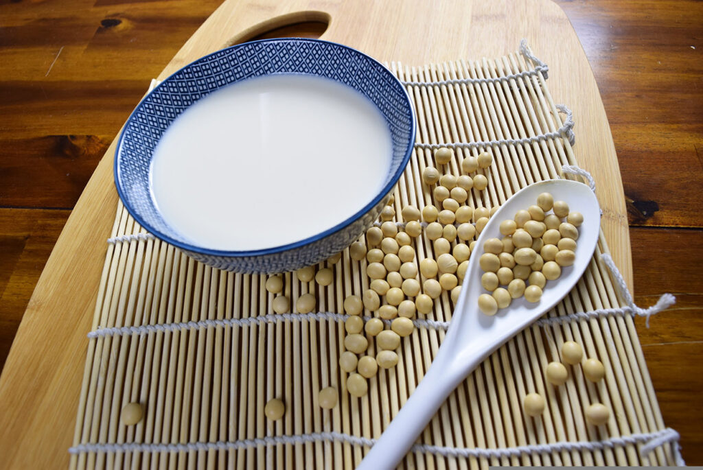 - Latte vs “latte” vegetale: qual è meglio?
- Aspetti nutrizionali
- Calorie
- Contenuto di proteine
- Latte di soia
- Latte d’avena
- Latte di mandorla
-  Latte di cocco
- Latte di riso